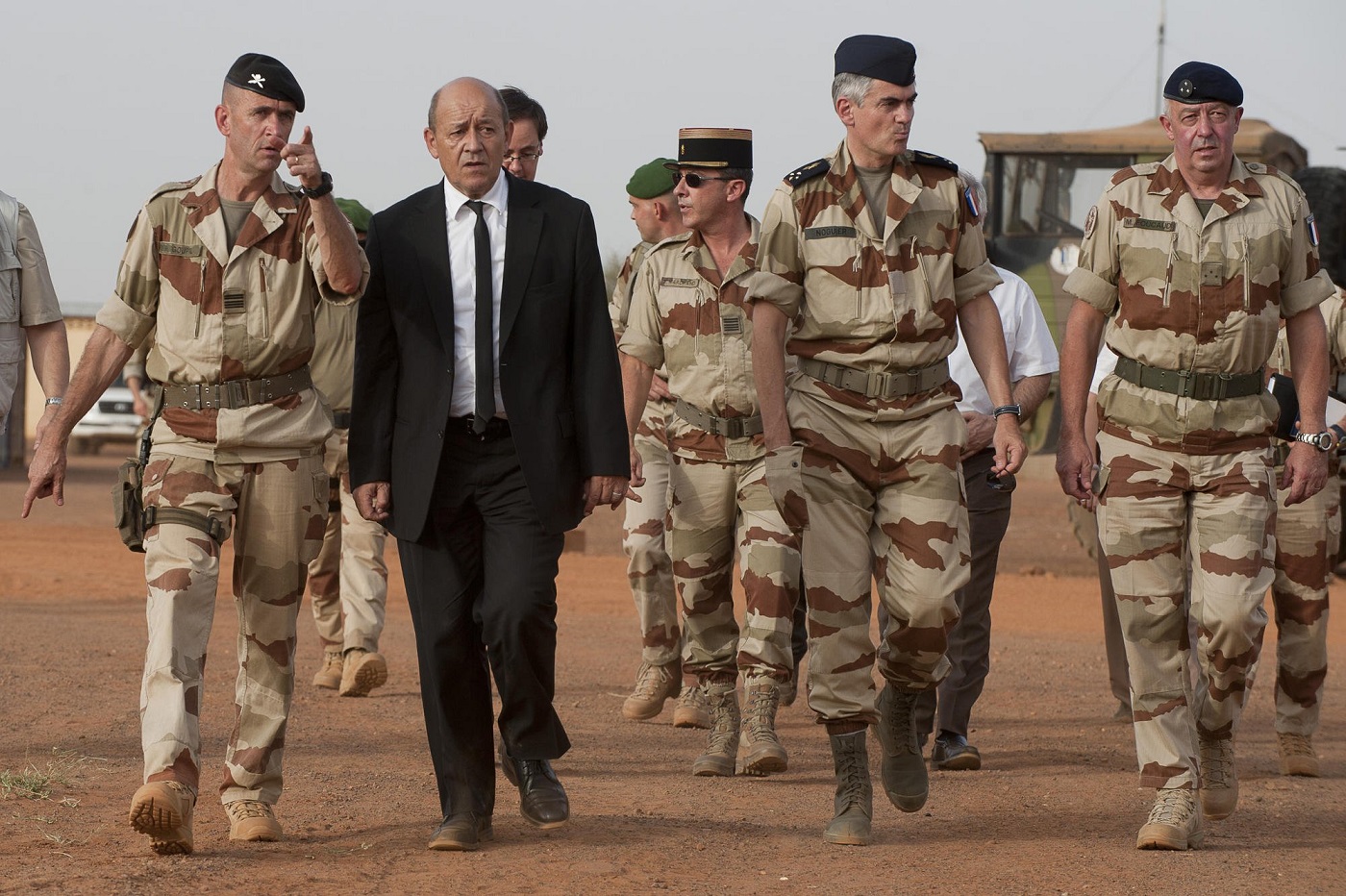 Jean-Yves Le Drian au Nord-Mali. D. R.